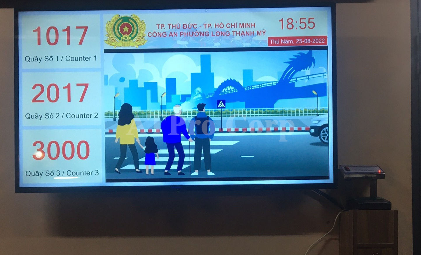 Màn hình LCD hiển thị trong hệ thống xếp hàng tự động