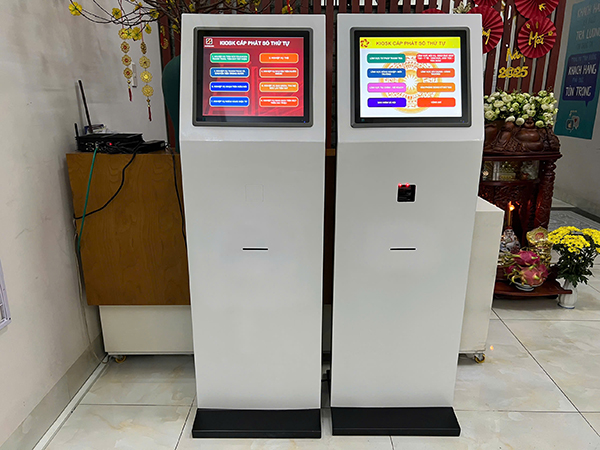 Kiosk lấy số thứ tự tự động tích hợp máy quét mã vạch CCCD