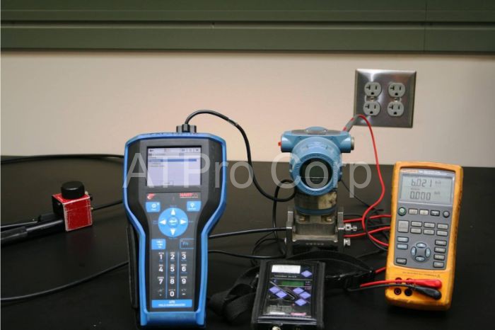 Các thiết bị đo lường điện là các loại máy đo lường với công dụng chính là đo lường, tính bằng các đại lượng vật lý đặc trưng hoặc phi vật lý