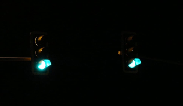 Đèn tín hiệu giao thông sáng màu xanh