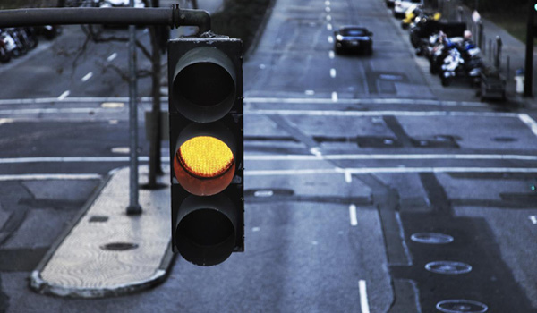Đèn tín hiệu giao thông sáng màu vàng