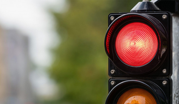Đèn cảnh báo giao thông sáng màu đỏ