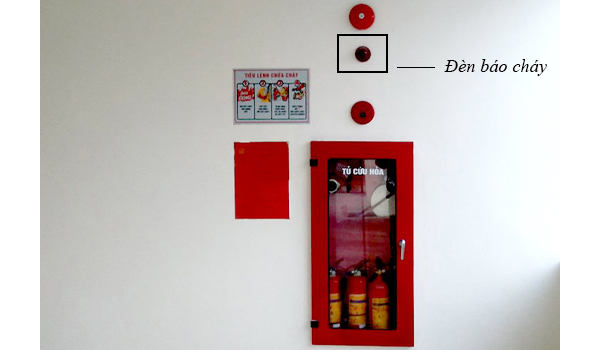 Đèn báo cháy vị trí thường được lắp đặt gần nút ấn báo cháy