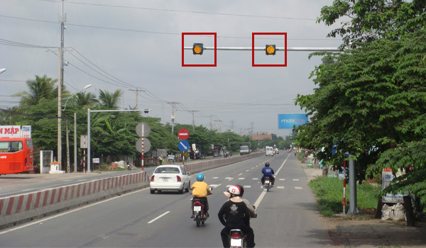 Đèn tín hiệu vàng cảnh báo người tham gia giao thông cần chú ý quan sát khi đi vào đoạn đường