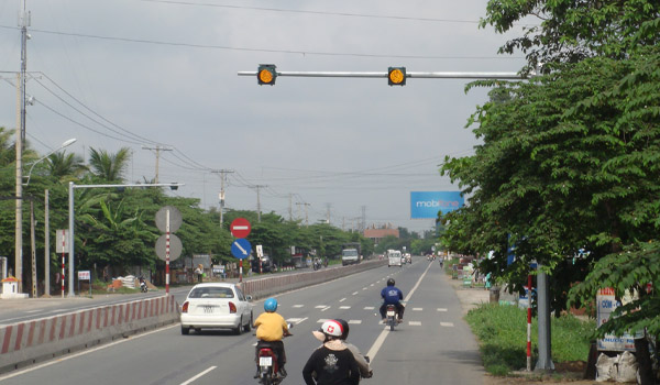 Đèn chớp vàng giao thông có vai trò quan trọng trong việc phân luồng giao thông tạm thời, cảnh báo tình huống nguy hiểm
