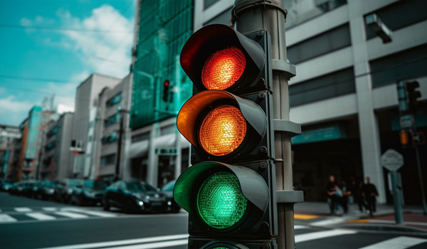 Đèn vàng trong bộ đèn tín hiệu giao thông đỏ - vàng - xanh
