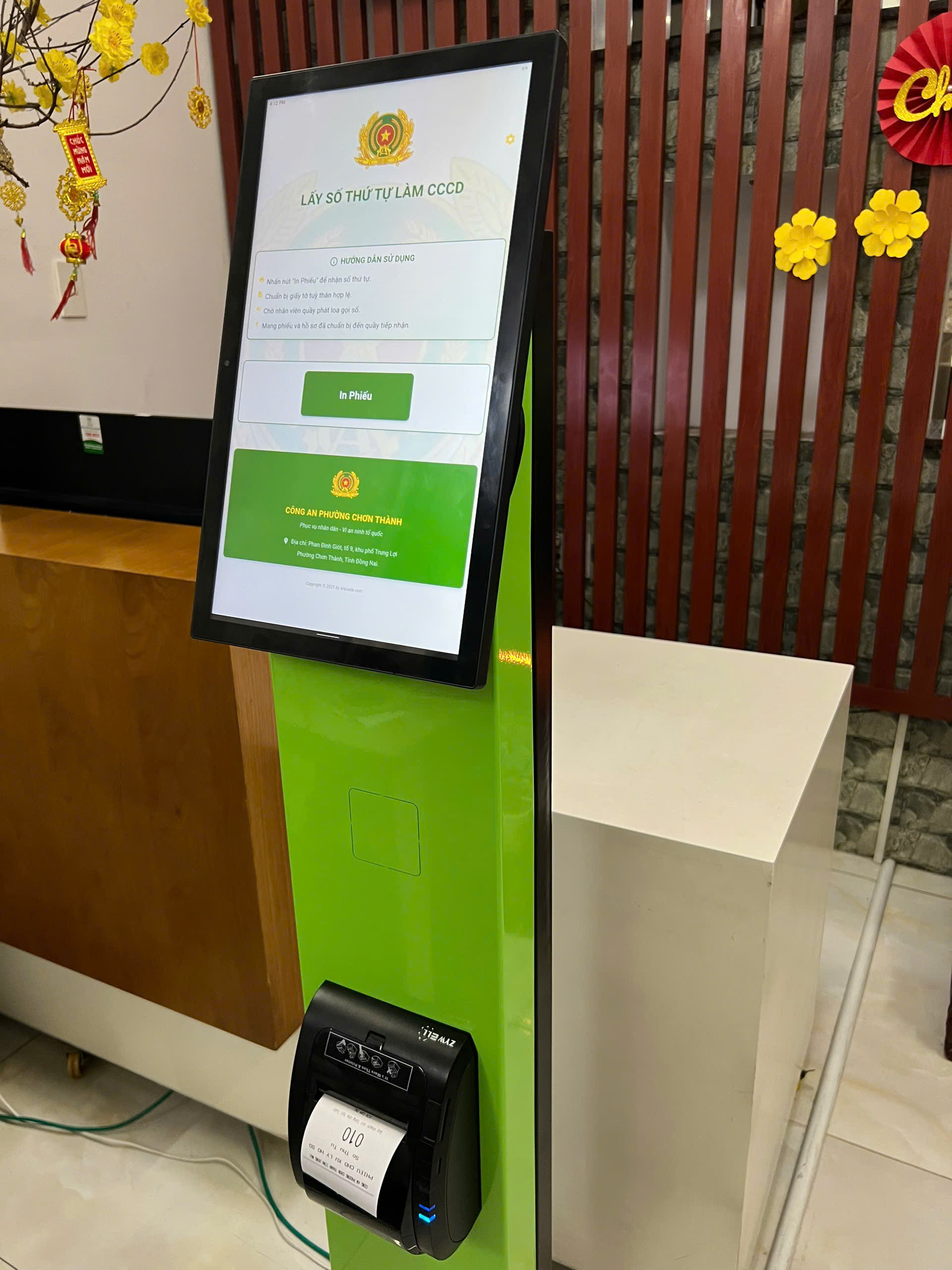 Kiosk tablet 15.6 inch lấy phiếu thứ tự bền đẹp, chắc chắn