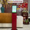 Kiosk tablet 15.6 inch lấy phiếu thứ tự với thiết kế chắc chắn