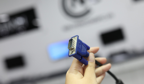 Rút ra & cắm lại cẩn thận các cổng kết nối như VGA, HDMI, Display Port để đảm bảo không bị lỏng