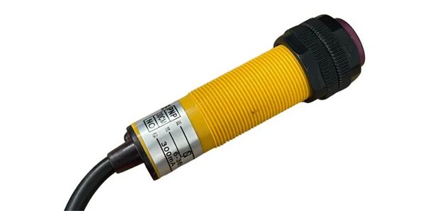 Cảm biến vật cản hồng ngoại hoạt động dựa trên nguyên lý phản xạ ánh sáng hồng ngoại