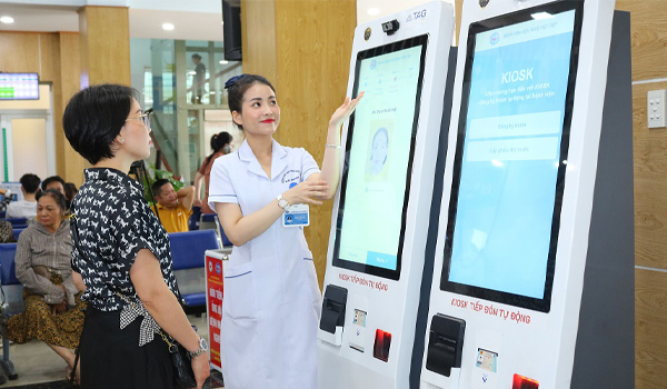 Bệnh nhân không cần xếp hàng dài chờ làm thủ tục, chỉ mất vài phút để đăng ký khám, thanh toán hoặc nhận kết quả