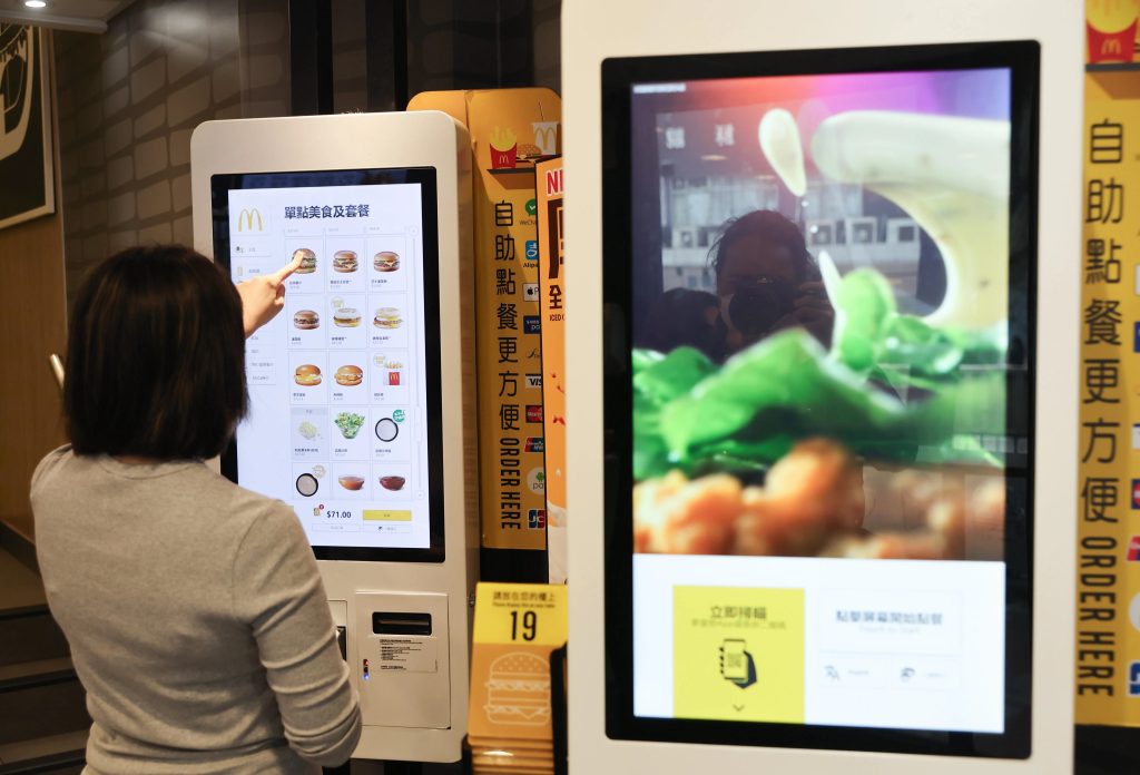 Kiosk Bán Hàng Thông Minh Là Gì? Tại Sao Loại Kiosk Này Lại Bùng Nổ Trong Ngành Bán Lẻ?