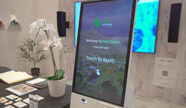 Khách sạn hiện đại thường triển khai kiosk check in tại sảnh chờ cho phép khách hàng nhập mã đặt phòng, nhận thẻ phòng,...