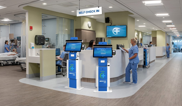 Kiosk check in trở thành giải pháp giúp bệnh nhân đăng ký khám chữa bệnh nhanh chóng