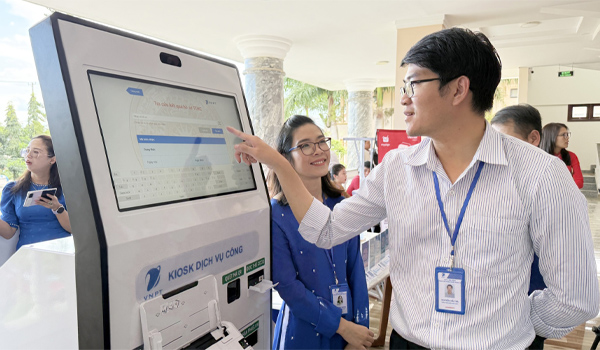 Kiosk hiện đại có thể tích hợp nhiều tính năng như quét mã QR, đọc thẻ CCCD gắn chip,...