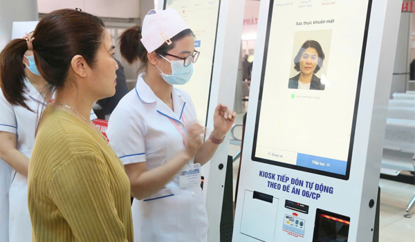 Kiosk nhận diện khuôn mặt xác thực bệnh nhân với độ chính xác cao