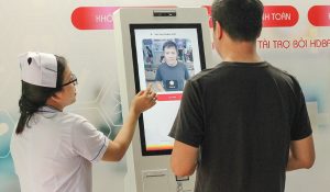 Kiosk nhận diện khuôn mặt xác thực bệnh nhân