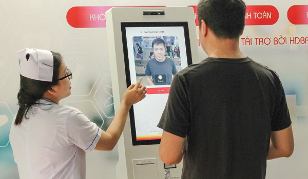 Kiosk nhận diện khuôn mặt xác thực bệnh nhân