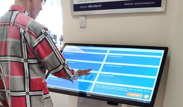 Kiosk cho phép người dùng thao tác trực tiếp trên màn hình để tìm kiếm, xem, nhận thông tin nhanh chóng