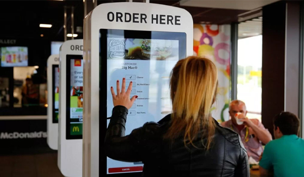 Kiosk tự order thông minh giúp giảm tải cho nhân viên phục vụ