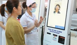 Kiosk hiện đại có thể nhận diện khuôn mặt, quét mã QR, thẻ từ hoặc sinh trắc học,...