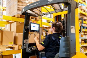 Giải Pháp Máy Tính Công Nghiệp Màn Hình Cảm Ứng Trên Xe Nâng Cảng Biển