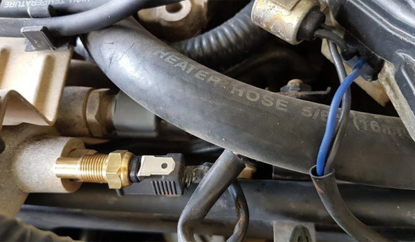 Cảm biến nhiệt độ nhiên liệu được lắp đặt trong hệ thống nhiên liệu của động cơ