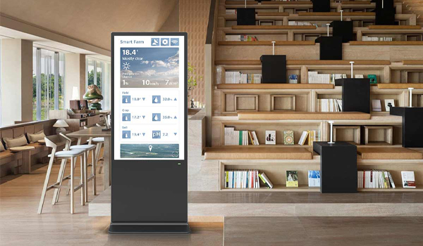 Kiosk biển báo kỹ thuật số có thiết kế hiện đại, được đặt tại khu vực dễ nhìn thấy trong doanh nghiệp