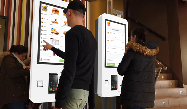 Kiosk đa năng cho phép người dùng thực hiện nhiều thao tác khác nhau