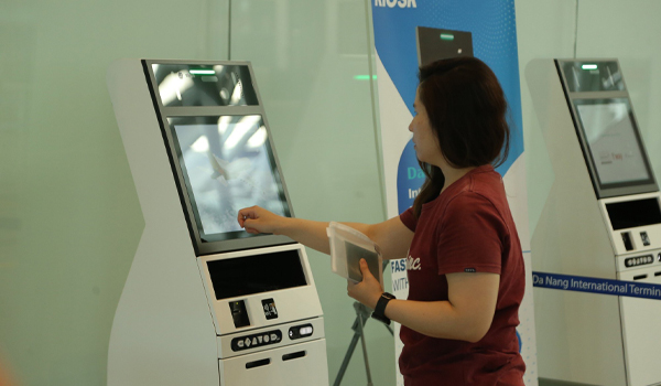 Kết nối với kiosk thông tin để cung cấp hướng dẫn cho hành khách