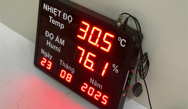 Bảng LED tích hợp hiển thị cùng lúc 3 giá trị: nhiệt độ, độ ẩm, thời gian thực
