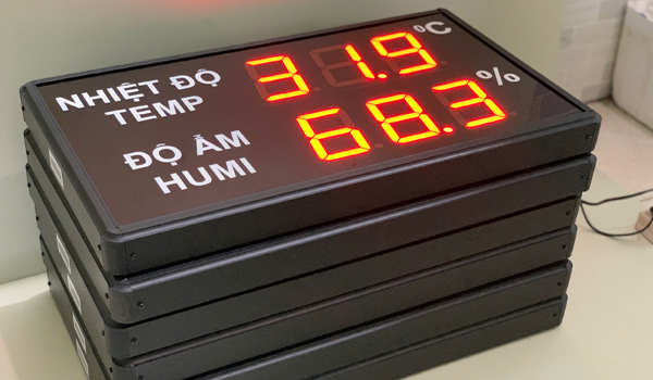 Bảng LED hiển thị nhiệt độ độ ẩm trong nhà máy giúp người dùng dễ dàng quan sát được giá trị đo