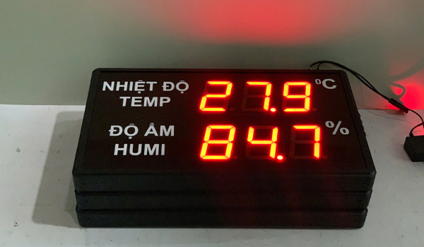 Thông số hiển thị rõ ràng ngay cả trong môi trường thiếu sáng hoặc khoảng cách xa