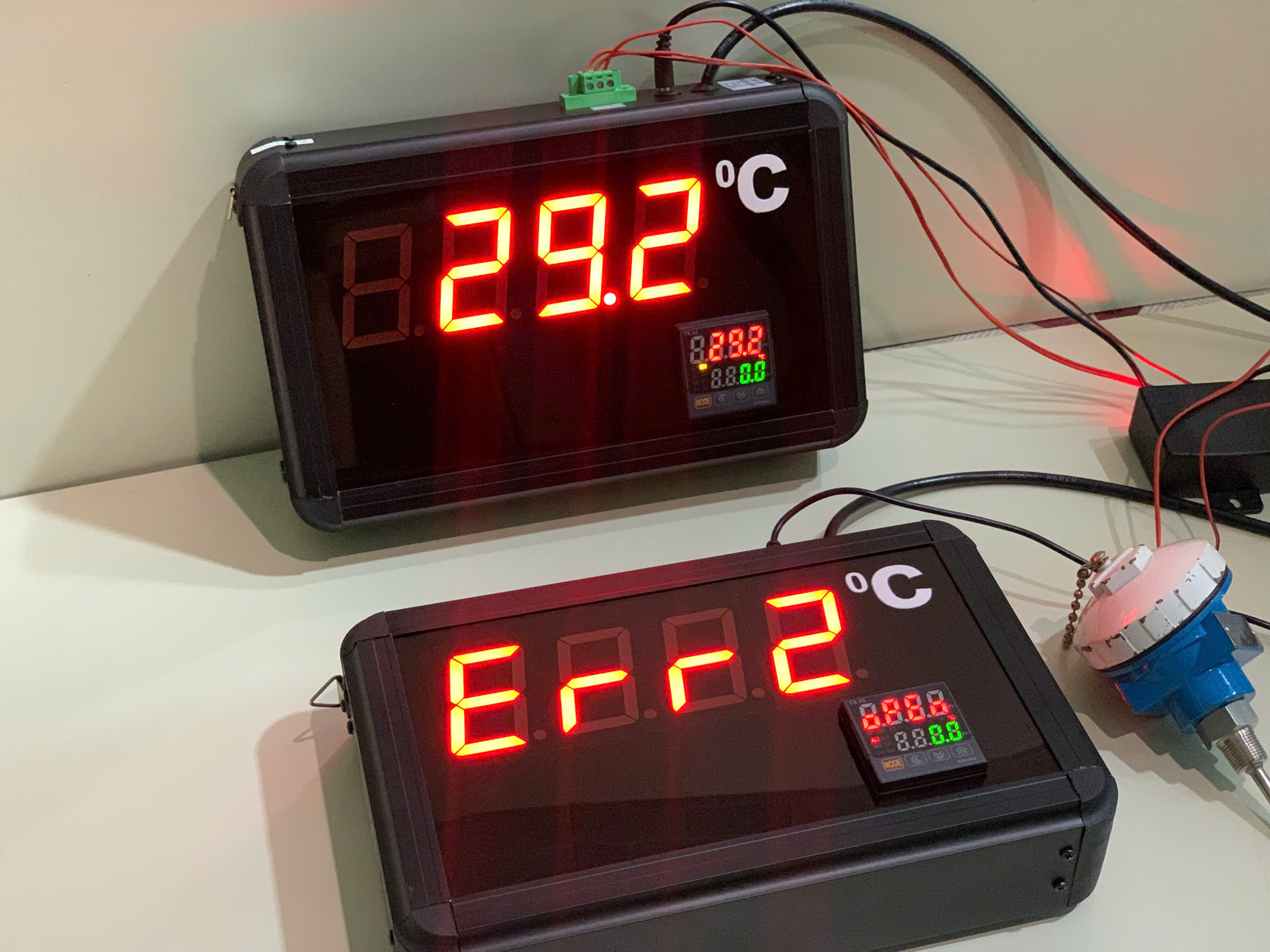 Bảng LED nhiệt độ kết nối với bộ điều khiển nhiệt độ