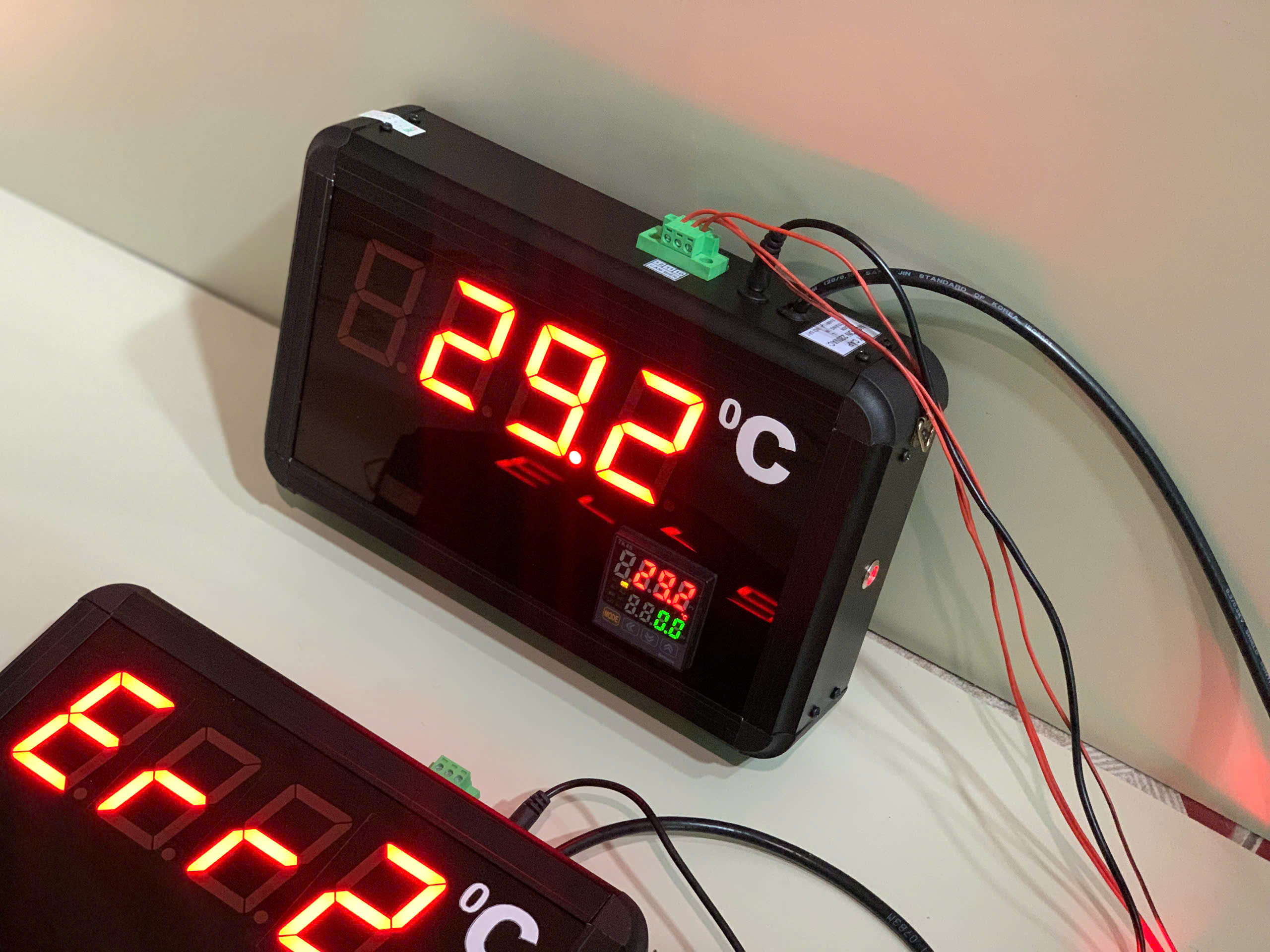 bảng LED nhiệt độ kết nối với bộ điều khiển nhiệt độ