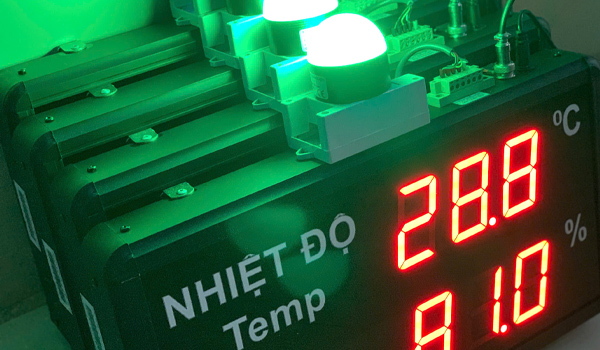 Bảng LED có thể cài đặt ngưỡng cảnh báo nhiệt độ & độ ẩm
