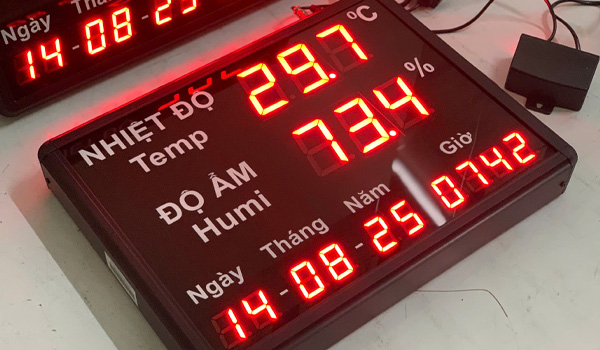 Đồng hồ giúp kiểm soát 2 thông số quan trọng của môi trường: nhiệt độ & độ ẩm