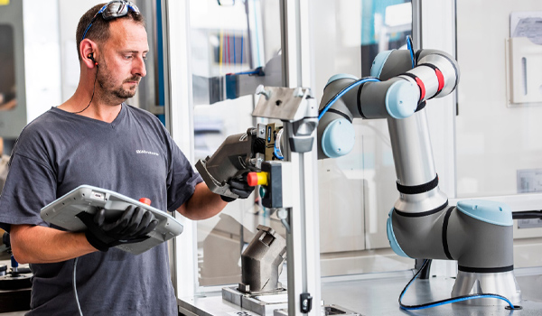 Cobot được thiết kế để làm việc trực tiếp & an toàn với con người