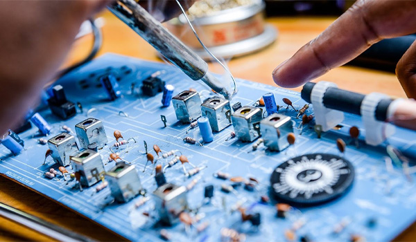 Linh kiện điện tử là các bộ phận cơ bản cấu thành nên 1 mạch điện tử