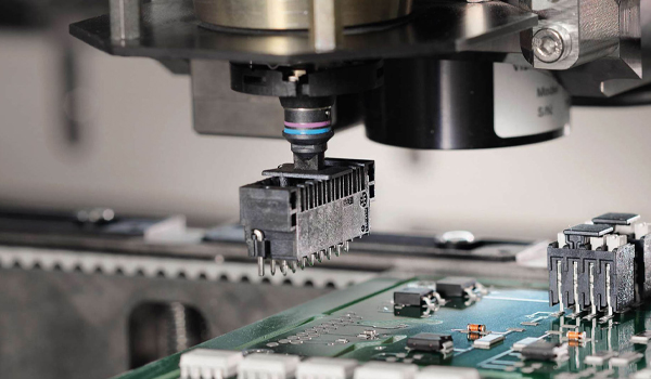 Toàn bộ quy trình SMT đều được thực hiện bằng máy móc tự động hoá cao