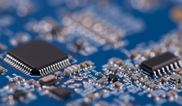 Linh kiện SMD nhỏ hơn 1/10 so với linh kiện THT, cho phép lắp ráp linh kiện ở cả 2 mặt của PCB