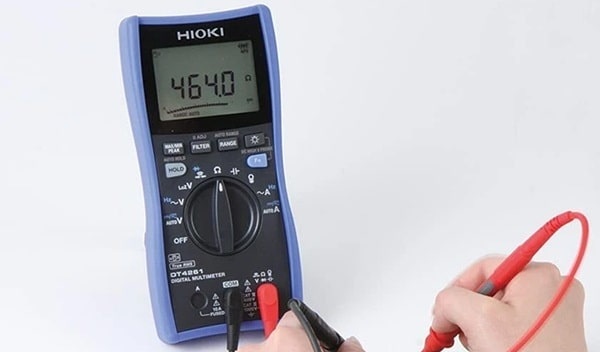 Kiểm tra điện trở đốt nóng bằng đồng hồ vạn năng hiển thị số