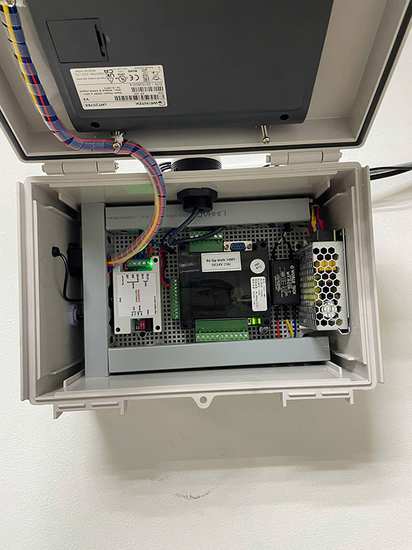 Các thiết bị bên trong tủ