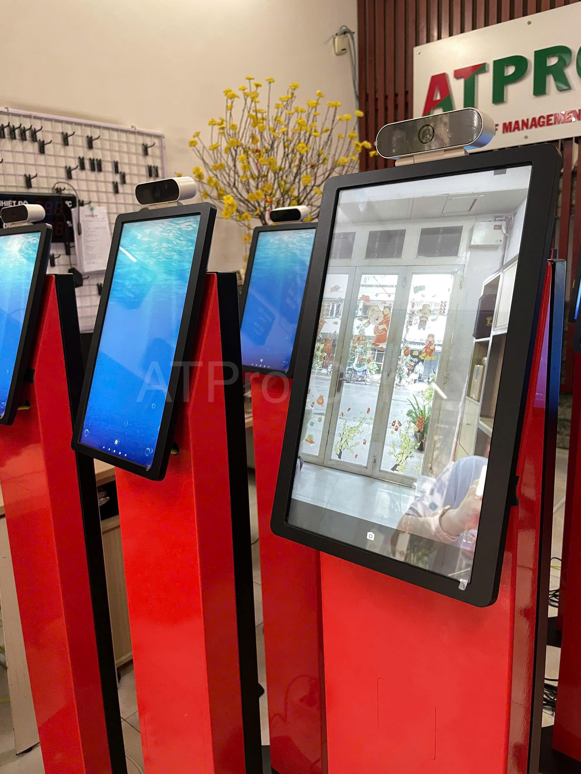 KIOSK TABLET 14 INCH XẾP HÀNG TỰ ĐỘNG- CTY GIAO HÀNG NHANH